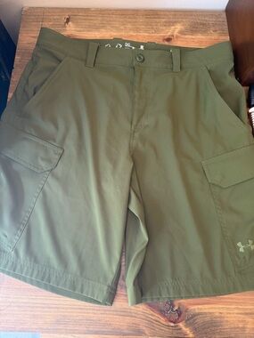 Under Armour Fish Hunt Men's Green Cargo Shorts, Size 36